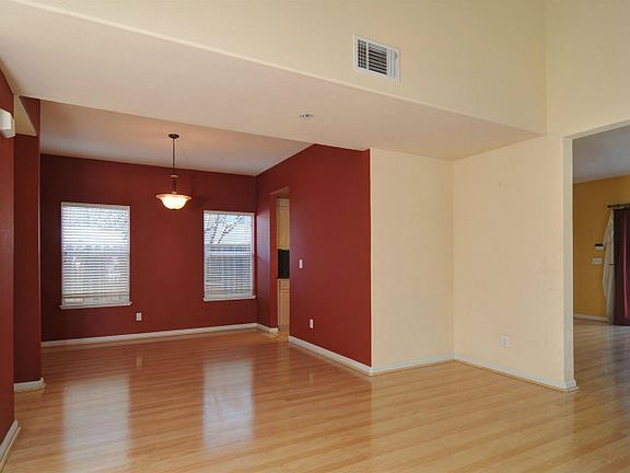 4th image of 639 Willow St