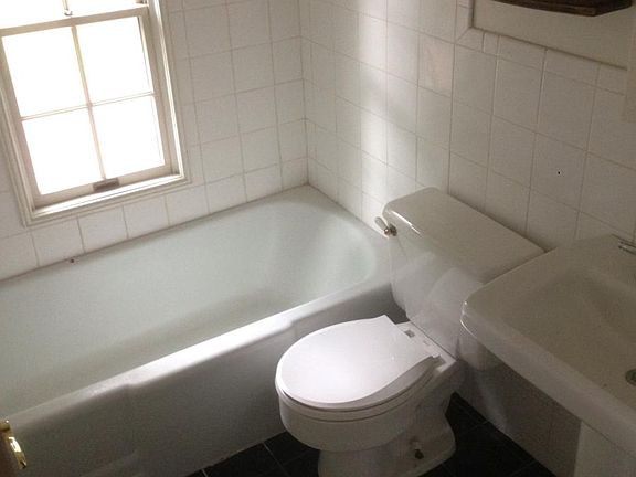 4th image of 220 Oxford Dr