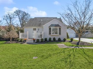 10 Ronald Ct, Nesconset, NY 11767