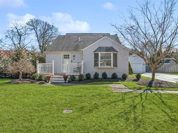 10 Ronald Court, Nesconset, NY 11767
