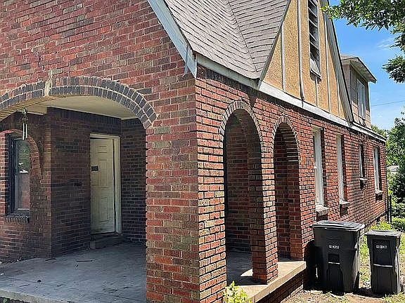 2nd image of 1511 S Knoxville Ave