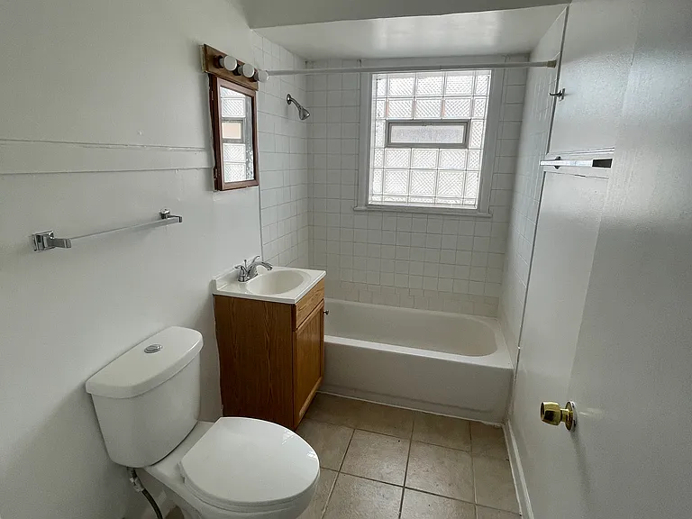 15006 Dorchester Ave #1W — Photo 6