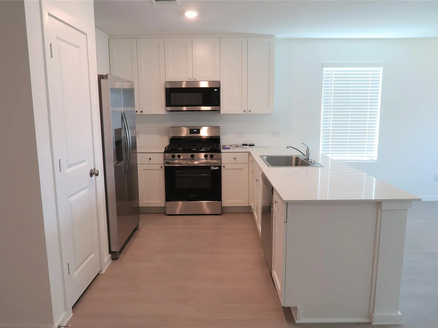 4 bed, 2.0 bath, 1716 sqft, $2,375 — Photo 4