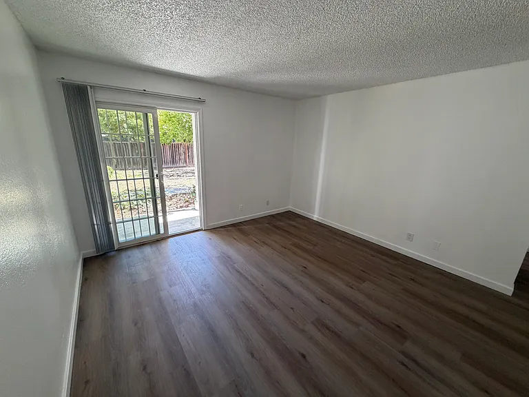Sierra Vista Apartments — Photo 6
