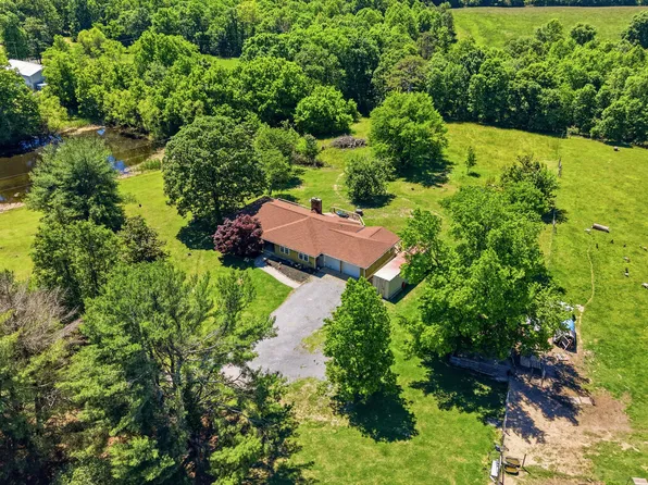 936 Cowboy Sams Ln, Trenton, GA 30752