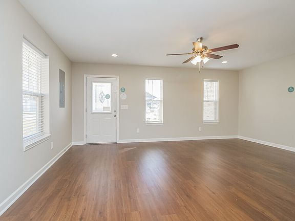 3rd image of 328 Schoolhouse Ct