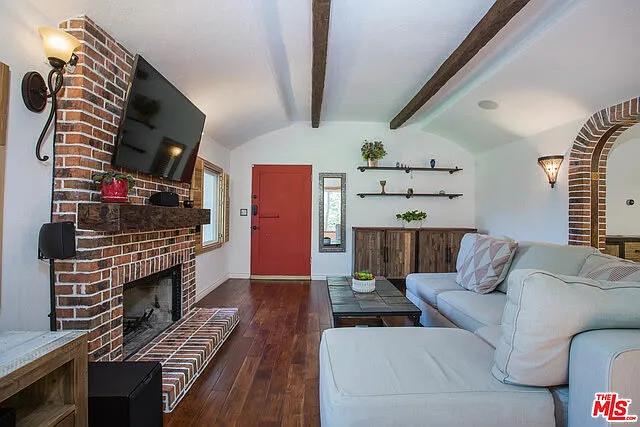 3 bed, 1878 sqft, $5,995 — Photo 3