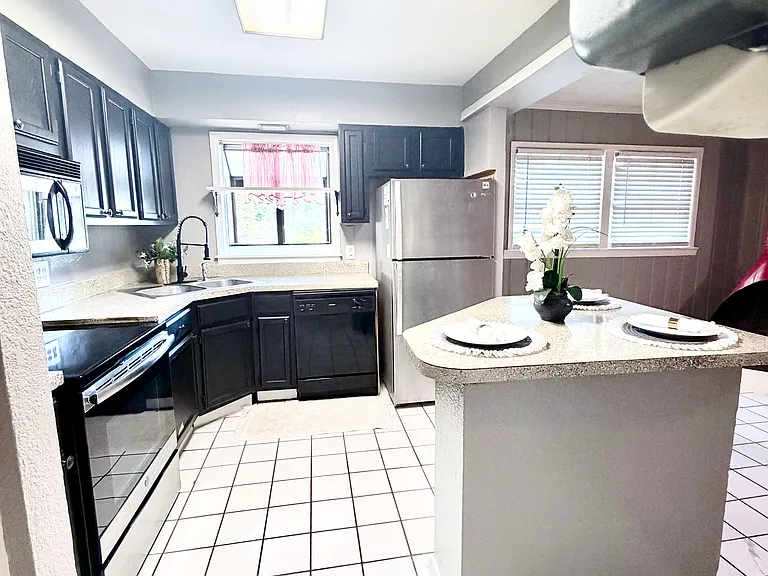 Entire kitchen Equipe with 
Refrigerator, gas Stove,Micro Wave, washer,
Aislan for entertainment, Pantry.