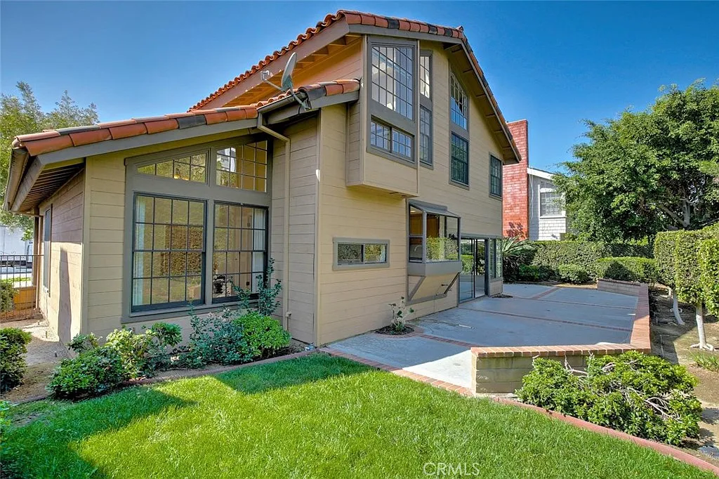 4 bed, 2.5 bath, 2506 sqft, $6,900 — Photo 3