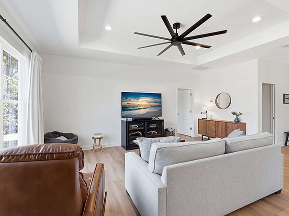 3rd image of 137 SW Pinnacle Gln