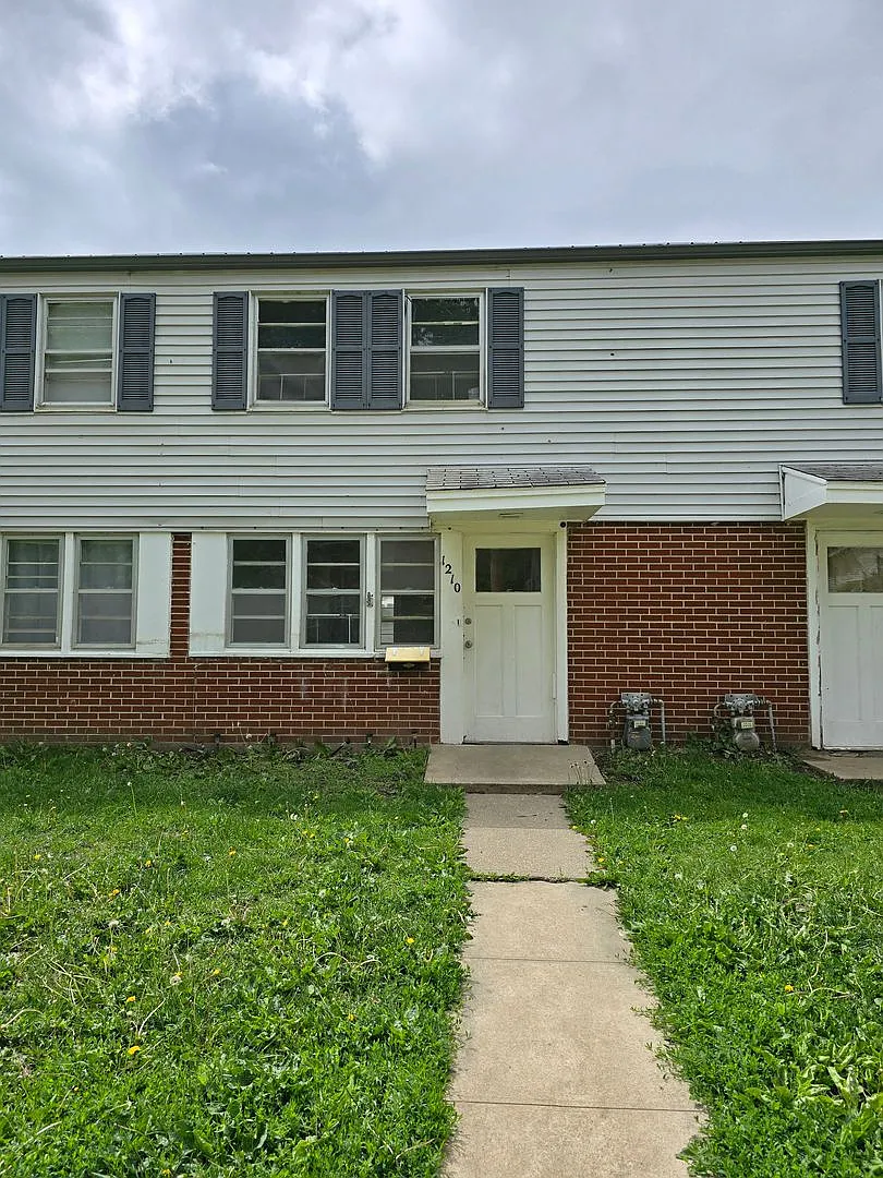 $900 - 2 Bed 1 Bath Town Home — Photo 1