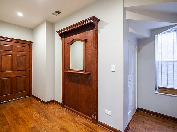 3rd image of 1537 N Rockwell St APT 1