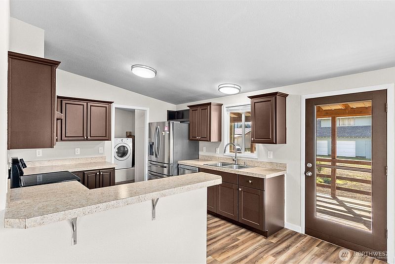 4th image of 624 Fir Street