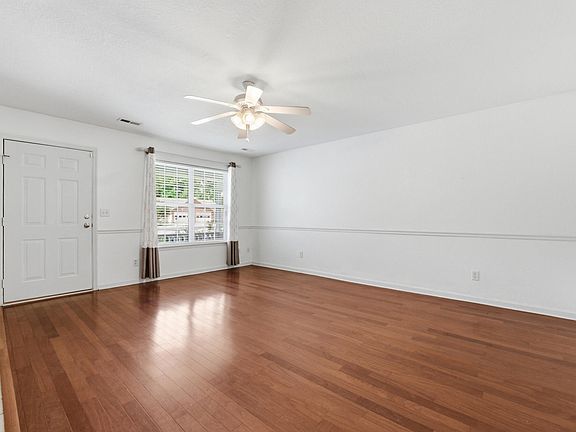 5th image of 146 Flagstone Dr