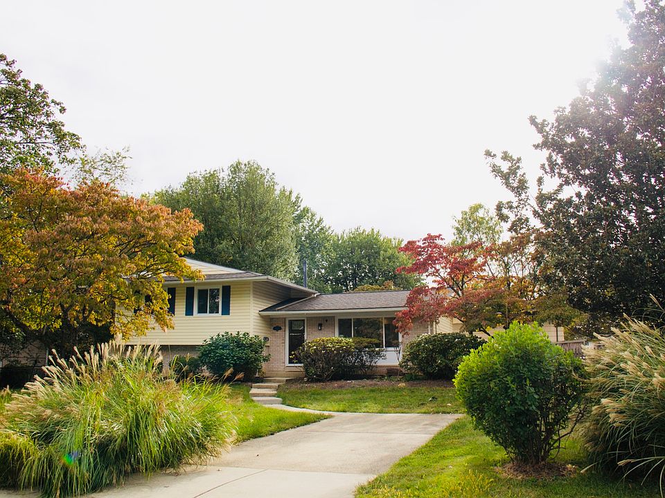 We have a maintenance contract with a professional company that promptly handles any house issues, ensuring a worry-free living experience.