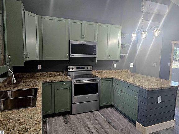 2nd image of 542 Ottawa Trl