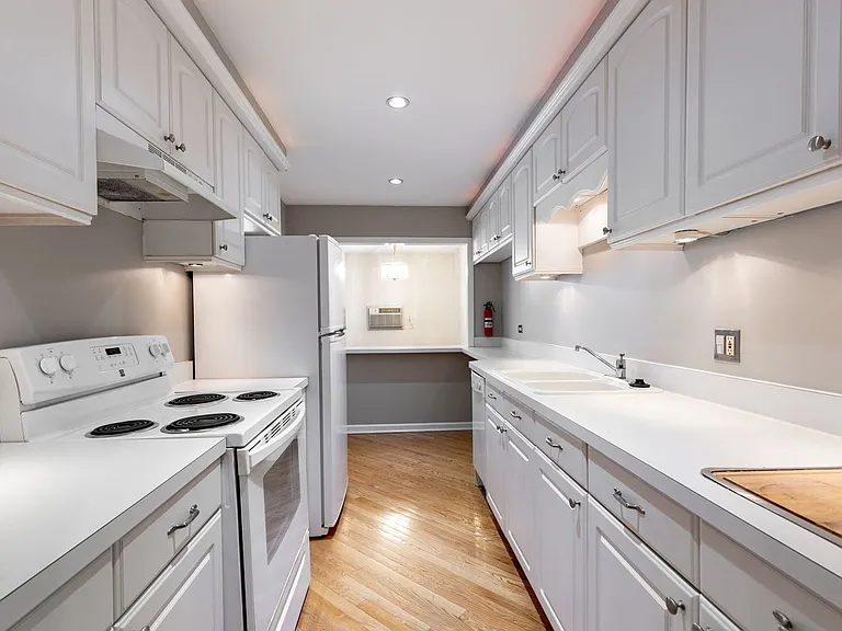 510 W Eastman St #2F — Photo 5