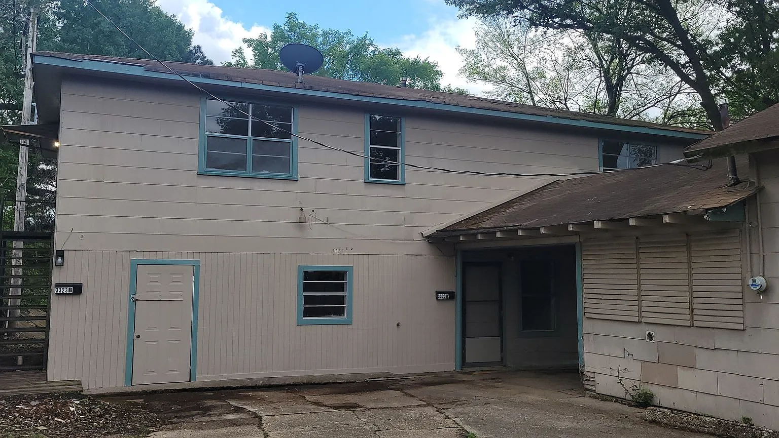 Huge 3 bedroom/1 bath upstairs apartment with Central Air& Heat, Water, Gas Range and Refrigerator! — Photo 2