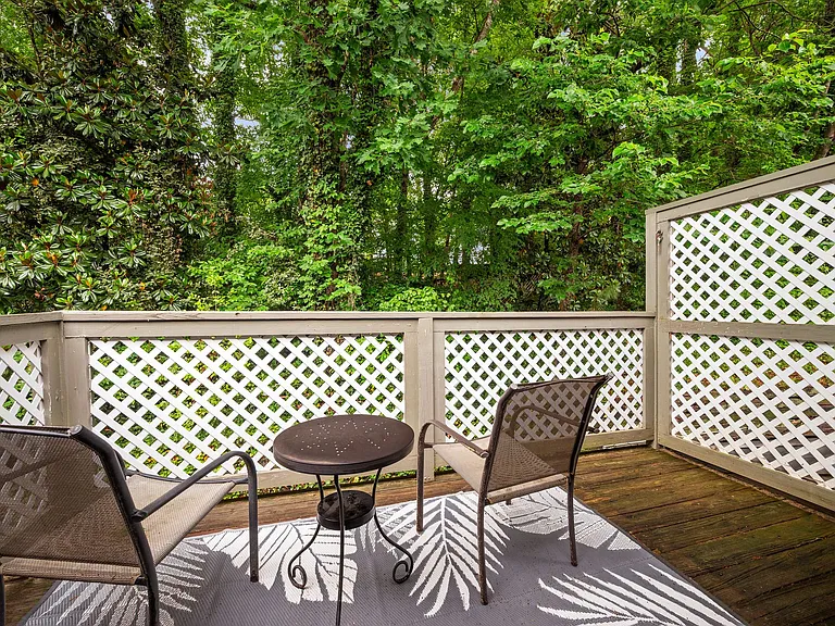 604 Broad Leaf Cir — Photo 32