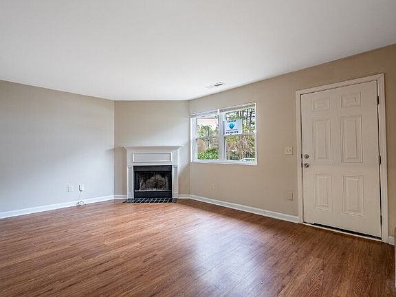 4th image of 114 Bentley Pkwy #B