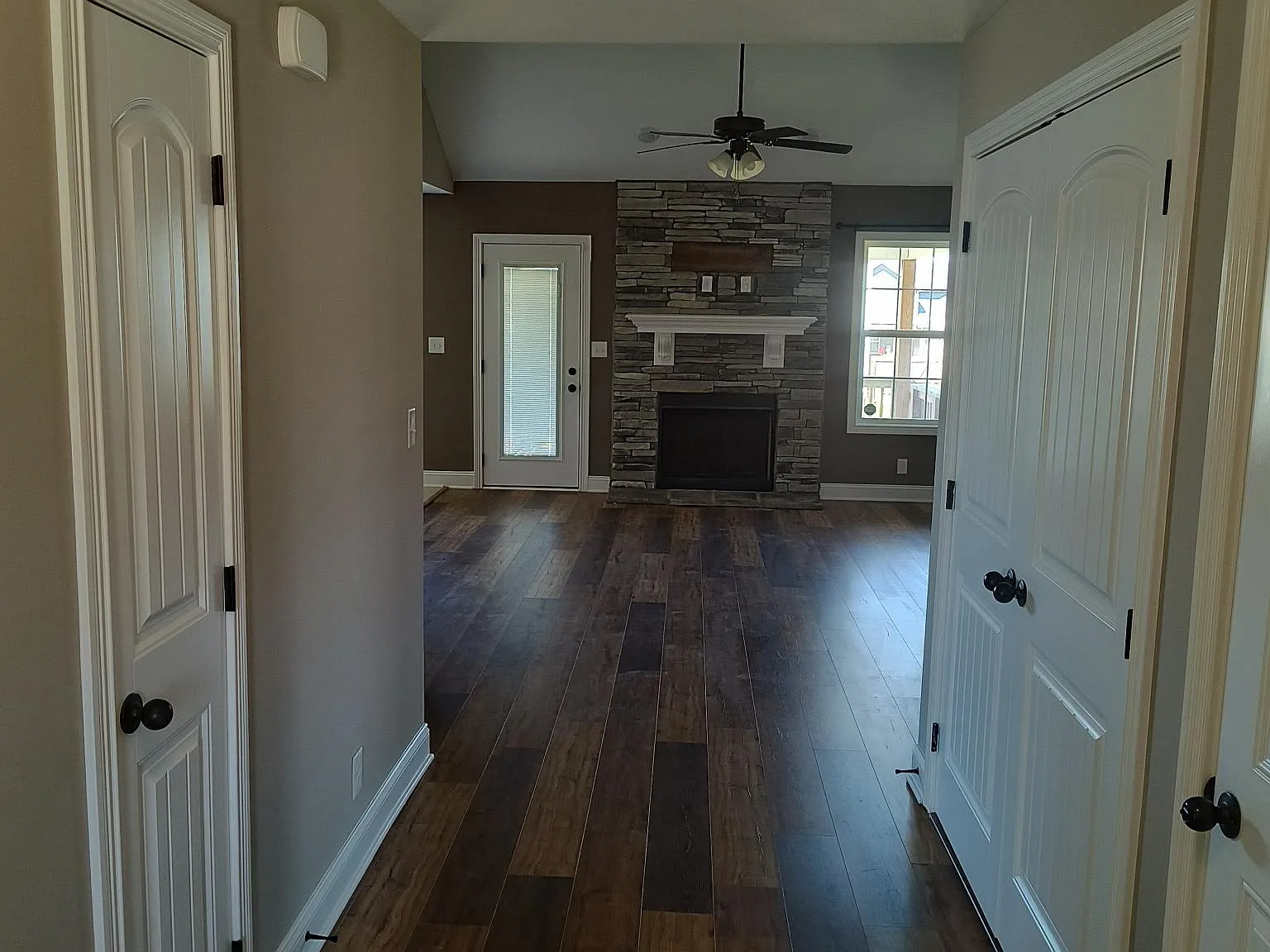 3 bed, 1400 sqft, $1,600 — Photo 2
