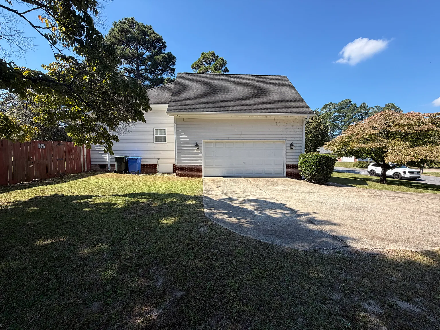 414 Raynor Dr — Photo 3