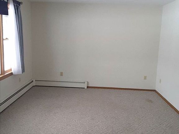 3rd image of 33 Greenway Dr