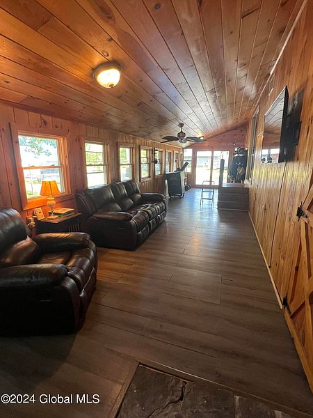 3rd image of 212 Redmond Road
