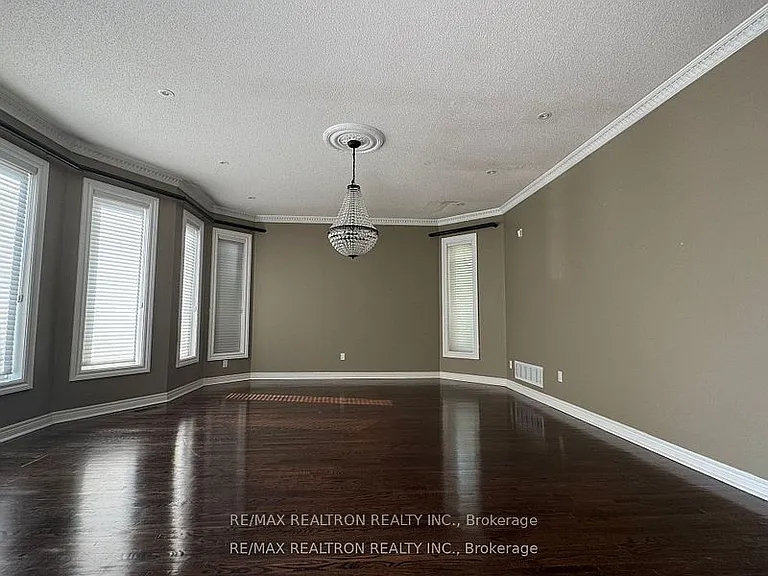 21 Goldring Cres — Photo 5