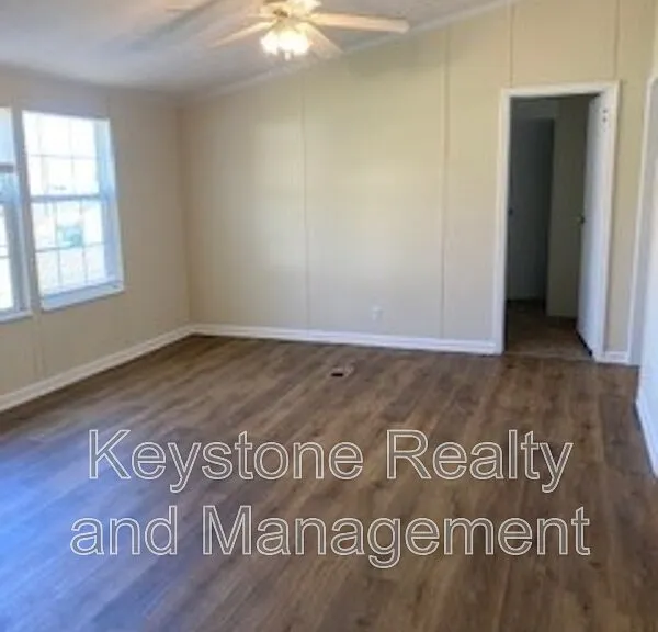 106 Hercules Ct — Photo 2