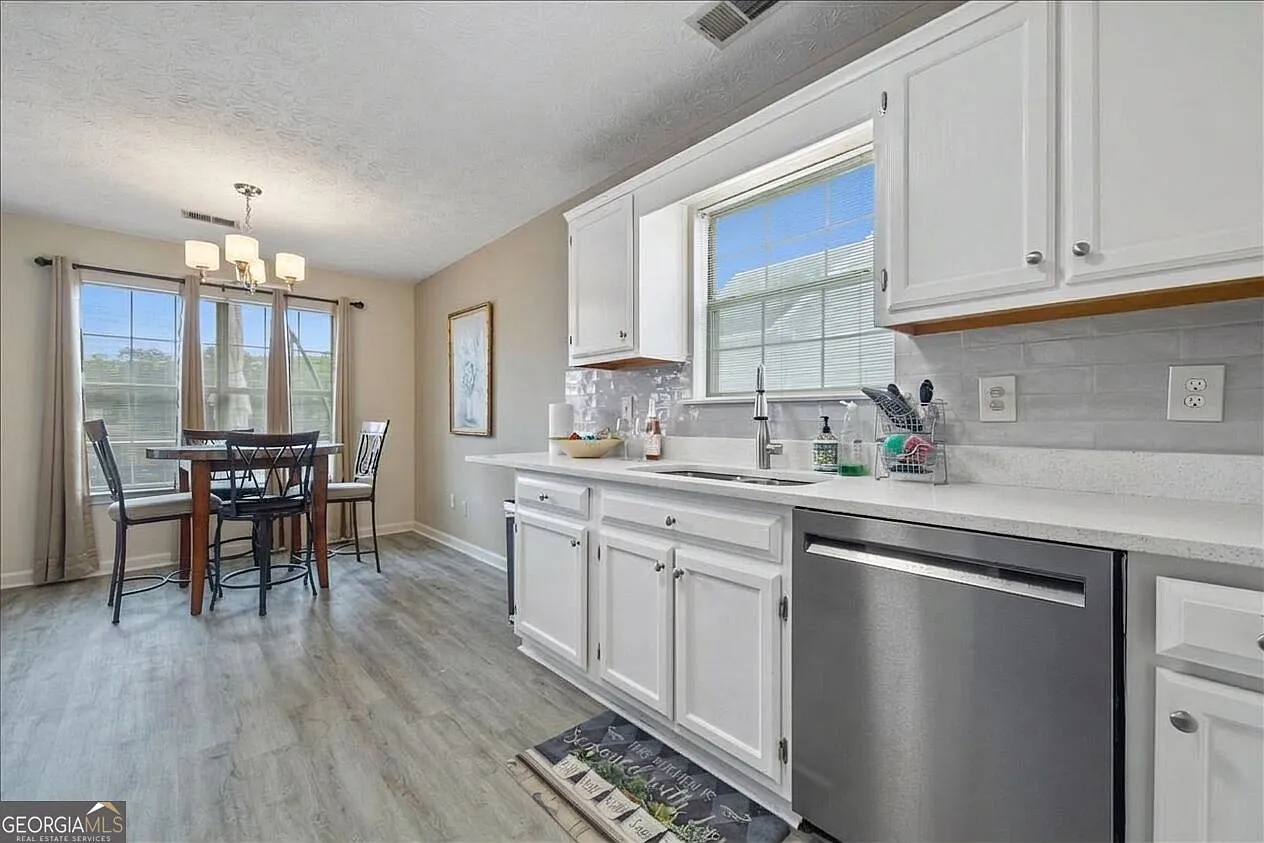 3 bed, 2.0 bath, 1543 sqft, $1,900 — Photo 3