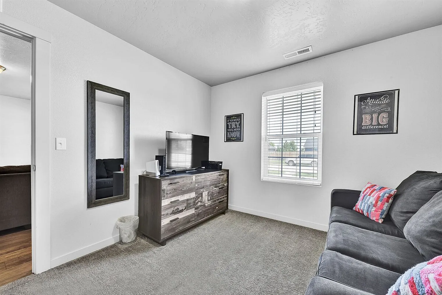 3 bed, 2.5 bath, 1496 sqft, $5,509 — Photo 2