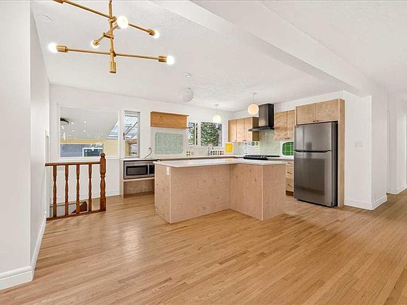 4th image of 90 N Armstrong Cres SE