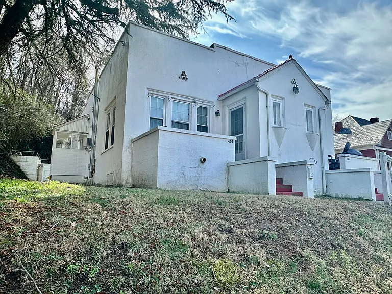 405 E Elm St — Photo 1