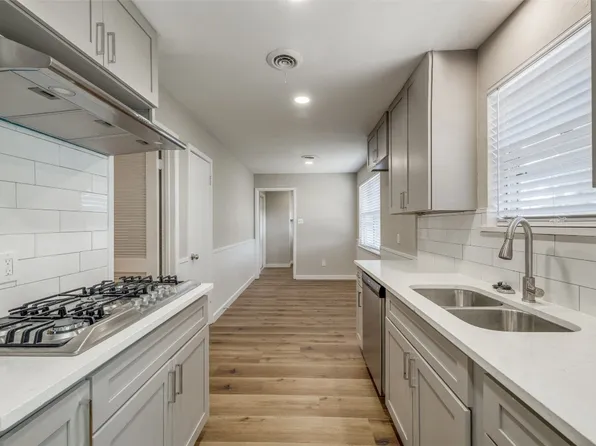 3805 Burkett Dr, Benbrook, TX 76116