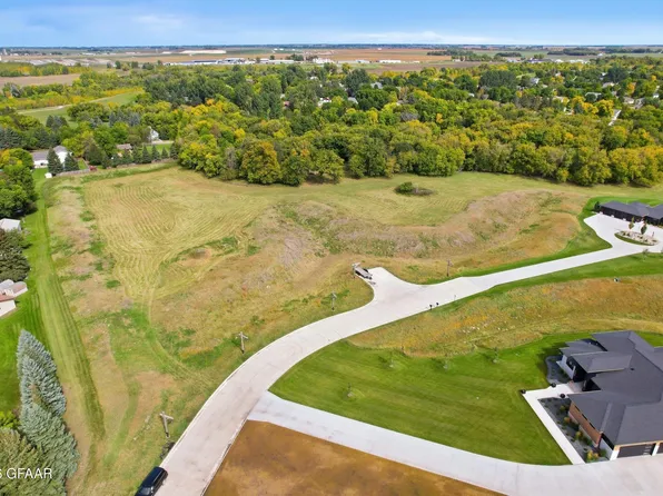 1111 McBrotter Dr SE, East Grand Forks, MN 56721