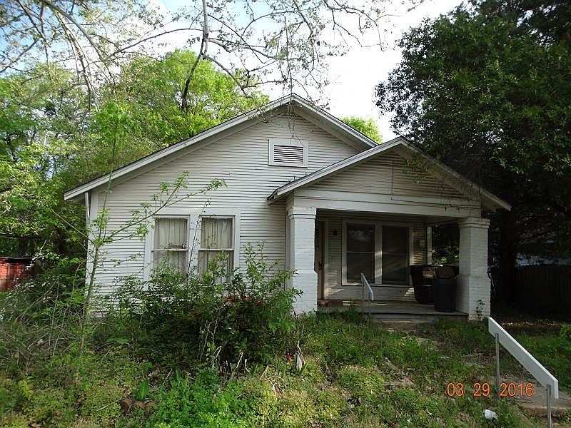 2nd image of 1002 E Locust St