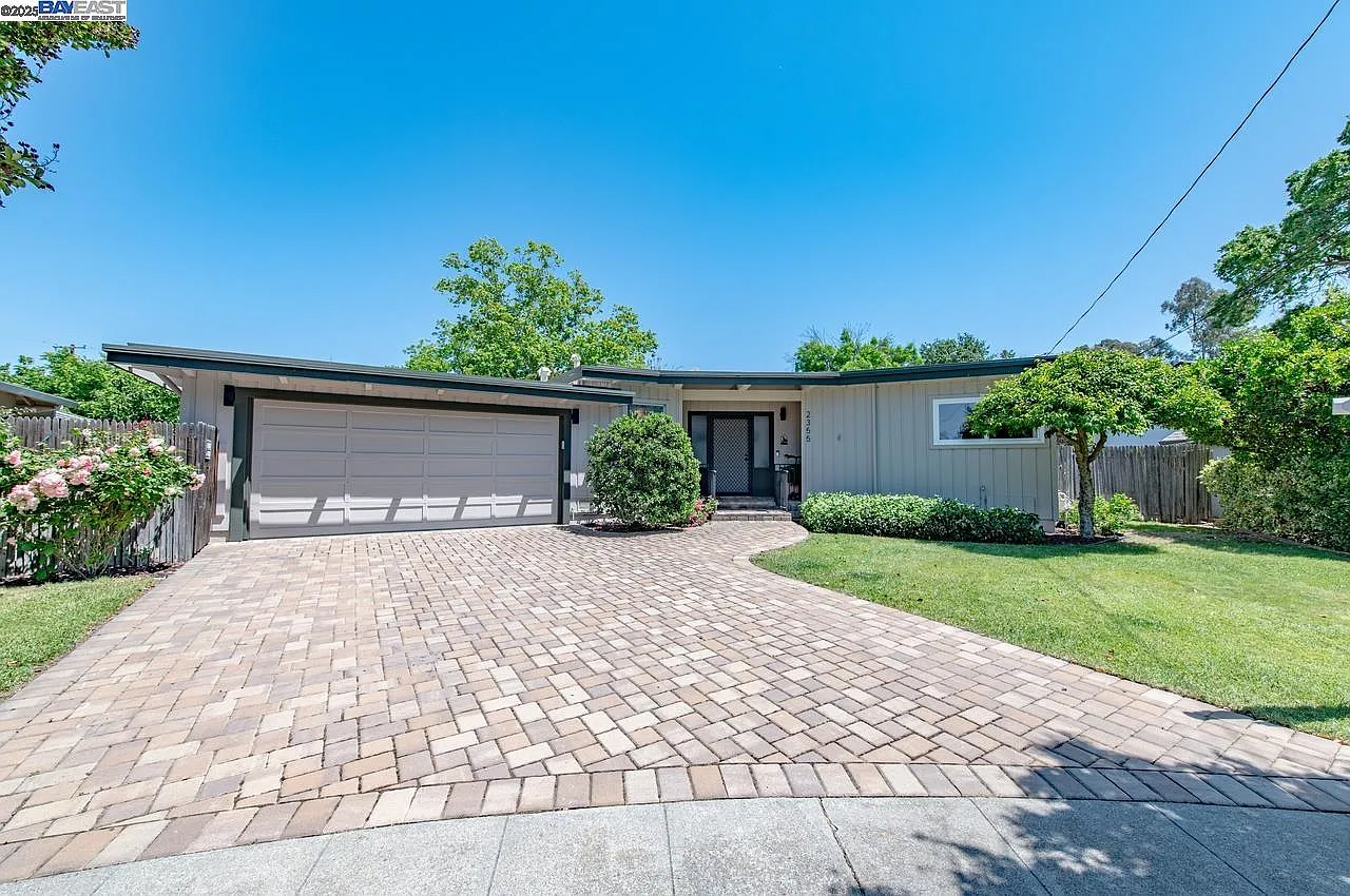 2355 Chateau Way photo 1