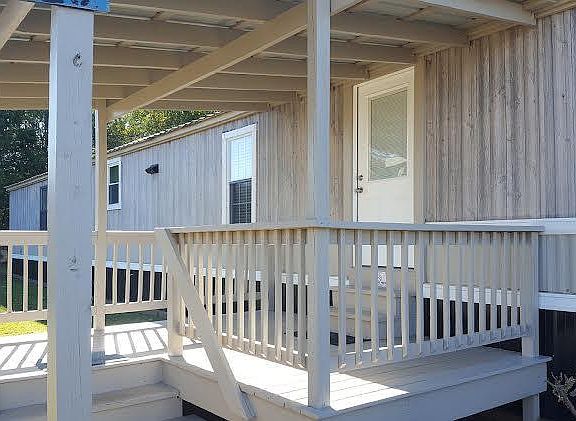 Nice front porch, covered access to your front door