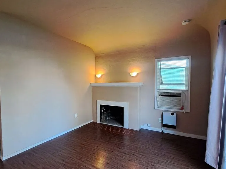 373-375 N. Roosevelt Ave — Photo 11