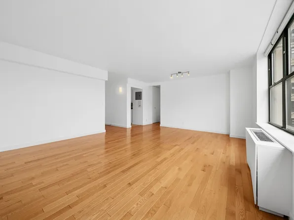 2250 Broadway image 3 of 12