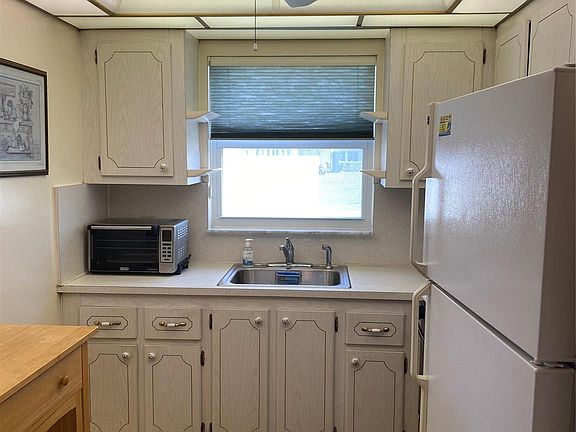 3rd image of 296 Newport T #296