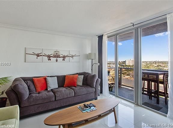 Spacious 2bedroom/2bath with View on the beach!