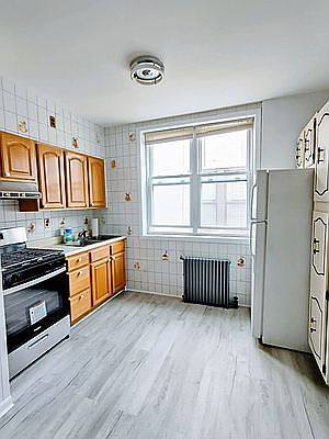 4th image of 2560 42nd St APT 3R