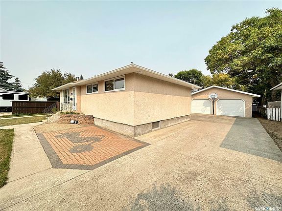 2nd image of 436 Woodlawn Cres