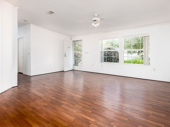 3rd image of 305 Shady Oak Cir