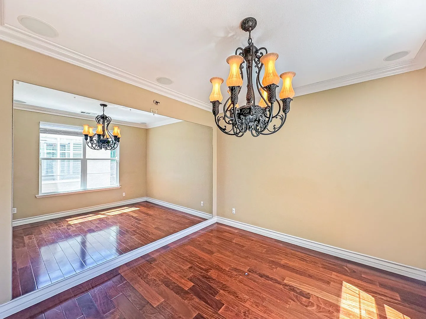 SD: Spacious 5B/4BA Home with Private Patio, Backyard & Soaking Tub — Photo 4