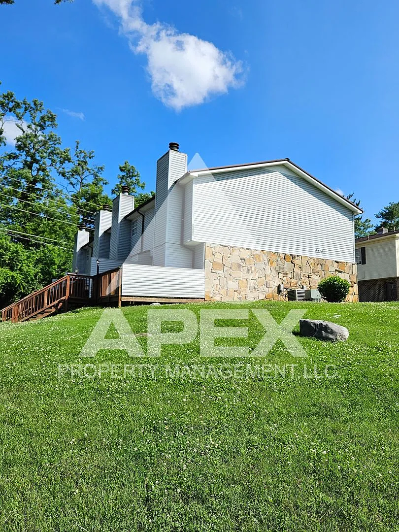 Convenient 2 Bd-1.5 Townhouse In West Knox Off Cedarbluff! — Photo 1