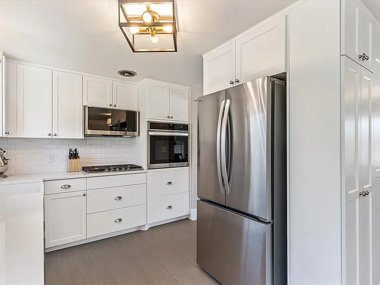1393 Davis Ave — Photo 9