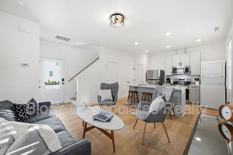 2 bed, 1.0 bath, $1,495 — Photo 3